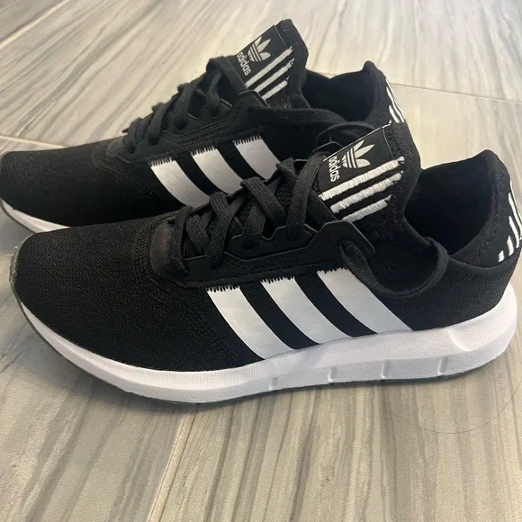 Women’s Adidas swift sneakers size 6.5 - Picture 1 of 5